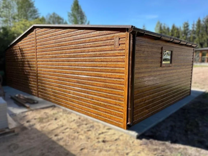 Plechová dvojgaráž 8x6m Zlatý dub | Garáž 6m + Přístřešek 2m | Filc a Okapy | Zesílená konstrukce