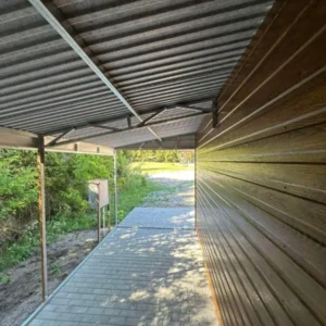 Plechová dvojgaráž 8x6m Zlatý dub | Garáž 6m + Přístřešek 2m | Filc a Okapy | Zesílená konstrukce