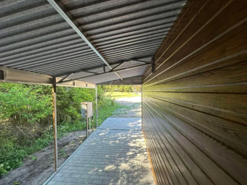 Plechová dvojgaráž 8x6m Zlatý dub | Garáž 6m + Přístřešek 2m | Filc a Okapy | Zesílená konstrukce