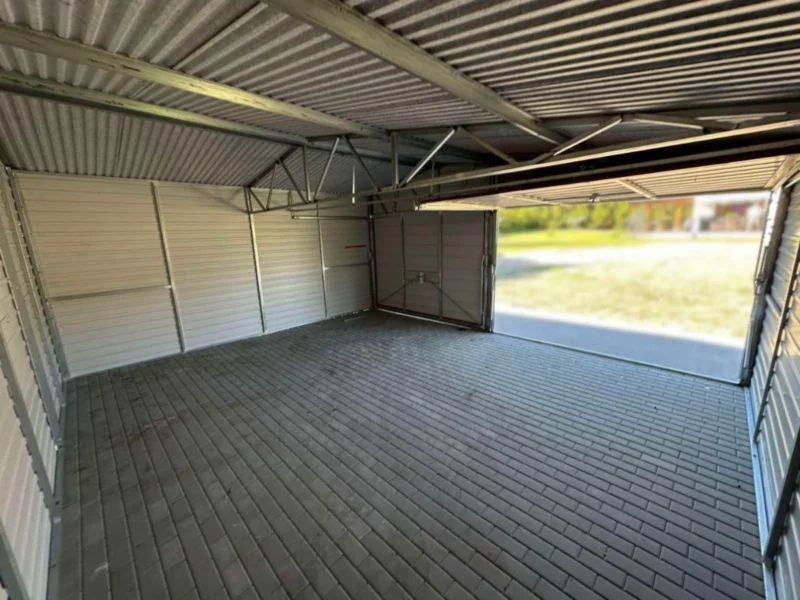 Plechová dvojgaráž 8x6m Zlatý dub | Garáž 6m + Přístřešek 2m | Filc a Okapy | Zesílená konstrukce