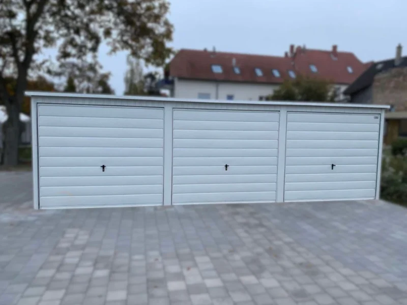Plechová garáž 8,85x6m RAL 9010 Bílá | 3 stání | Široký panel | Zesílená konstrukce