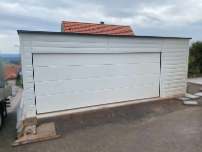 Plechová garáž 7,5x6,5m RAL 9010 Bílá | Sekční vrata s pohonem | Široký panel | Zesílená konstrukce