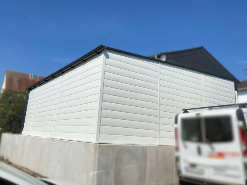Plechová garáž 7,5x6,5m RAL 9010 Bílá | Sekční vrata s pohonem | Široký panel | Zesílená konstrukce