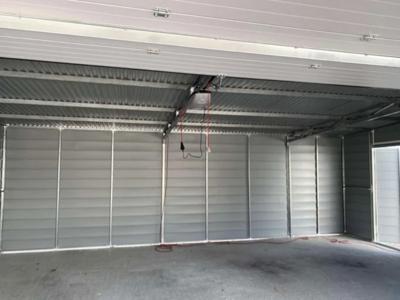 Plechová garáž 7,5x6,5m RAL 9010 Bílá | Sekční vrata s pohonem | Široký panel | Zesílená konstrukce