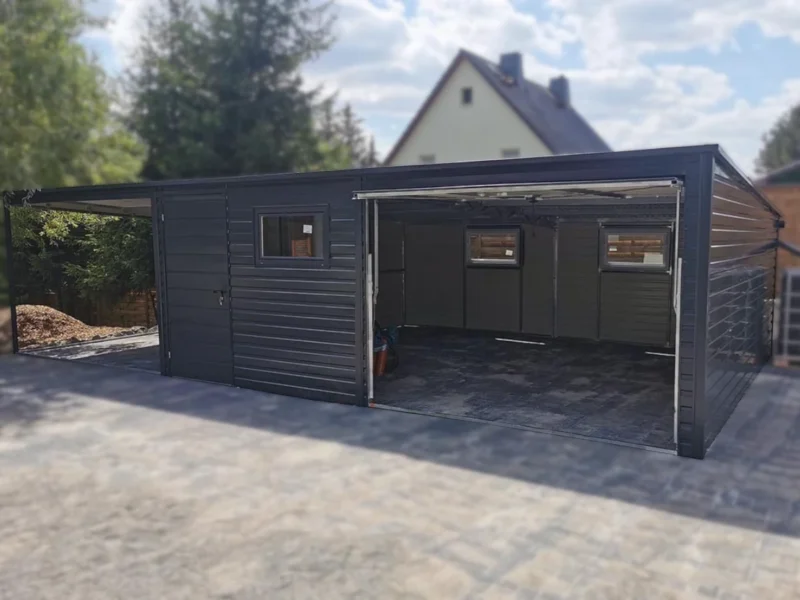 Plechová garáž s přístřeškem 9x5m RAL 7016 Antracit | Výklopná vrata | 4x Okno a 2x Dveře | Zesílená konstrukce
