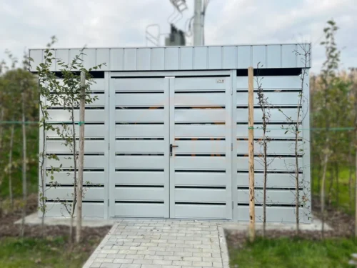 Prémiový přístřešek na popelnice 3,80 x 6,00 m RAL 9006 Světle šedá | Střešní atika | Vodorovné lamely | Zesílená konstrukce