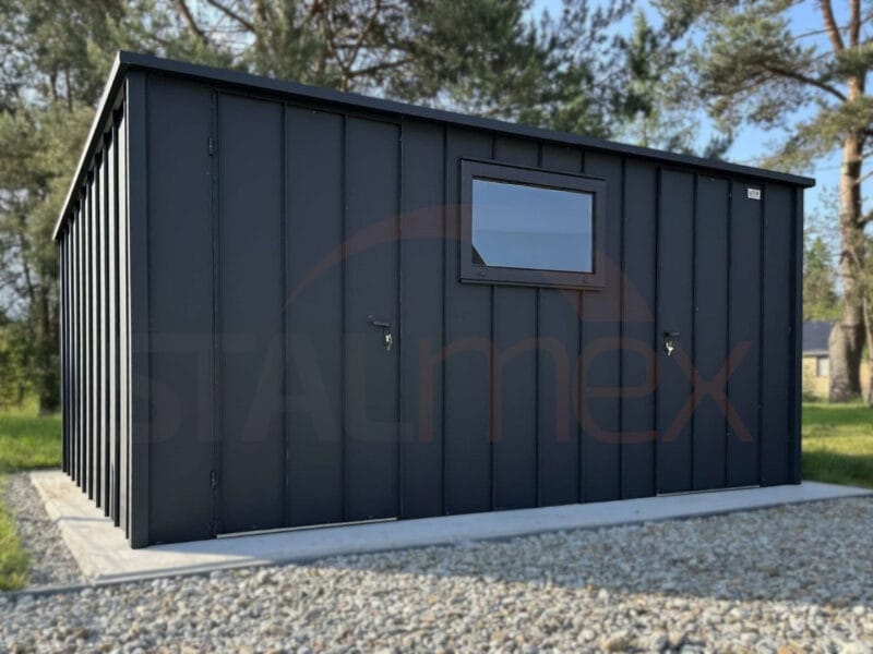 D181_1 Zahradní domek 4,5×3 m Černá Mat | Panel na stojatou drážku | Okno | Zesílená konstrukce